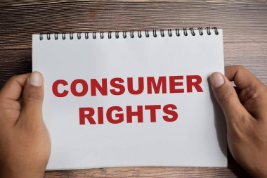 Tüketici hakları kavramı - bilgilendirilmek, seçmek ve duyulma hakkı Tahta Masa 'ya izole edilmiş kitap üzerine yazın.