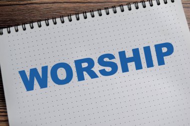 İbadet kavramı, Tahta Masa 'da tecrit edilmiş kitap üzerine yazılır..