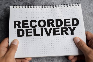 Tahta Masa 'da izole edilmiş kitap üzerine kaydedilmiş teslimat kavramı.