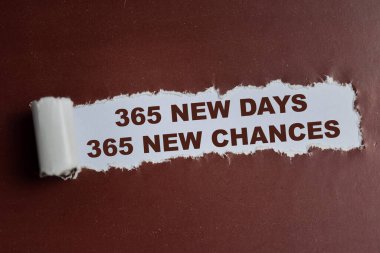365 Yeni Gün 365 yeni şans metni yırtık kağıda yazılmış