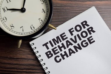 Davranış değişikliği kavramı Tahta Masa 'da izole edilmiş kitap üzerine yazılsın.