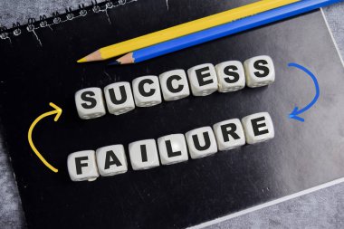 Masaya istiflenmiş tahta küplerde başarı ya da başarısızlık. İş ve finans kavramı