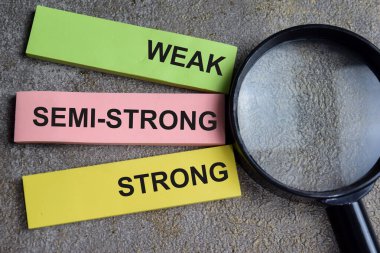 Zayıf, yarı güçlü, güçlü kavramı. Tahta Masa 'da izole edilmiş yapışkan notlar üzerine verimli piyasa hipotezi.