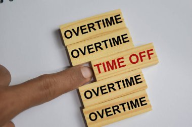 Fazla mesai ya da masaya istiflenmiş tahta küplere indirim. İş ve finans kavramı