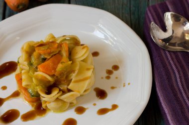 Kabaklı makarna, pırasa, havuç ve teriyaki soslu kabak.