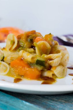 Kabaklı makarna, pırasa, havuç ve teriyaki soslu kabak.