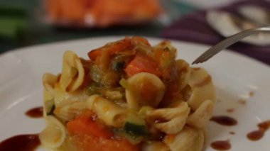 Kabaklı makarna, pırasa, havuç ve teriyaki soslu kabak.