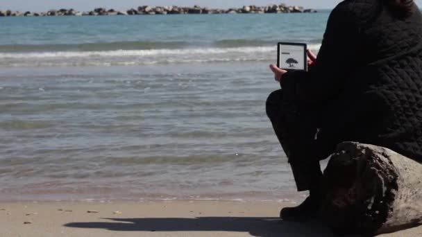 Ώριμη Γυναίκα Αρχίζει Χρησιμοποιεί Amazon Kindle Στην Παραλία Κάθεται Ένα — Αρχείο Βίντεο