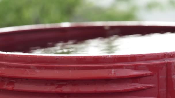 Deszcz Wpada Czerwonej Beczki Wypełnionej Wodą Ogrodzie Zbieranie Wody Deszczowej — Wideo stockowe