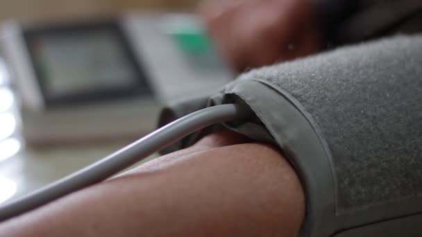 关闭血压监测通缩 老年妇女手臂上的血压计 在家里用数字测压机 疾病治疗概念 — 图库视频影像