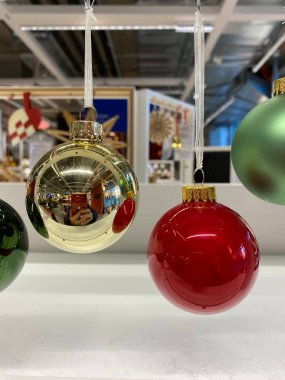 Çok renkli toplar şeklinde yeni yıl süslemeleri