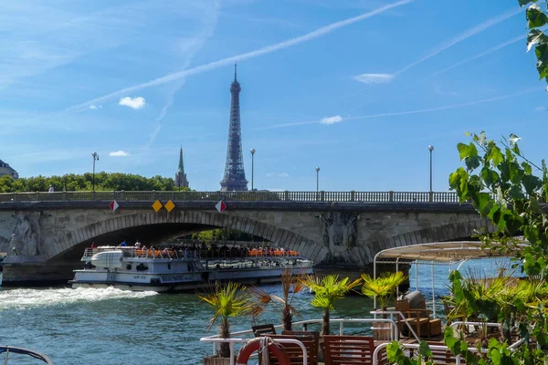 フランス 9月4日 2022年 インヴァリッド橋とエッフェル塔 観光客が訪れる有名な場所の眺め ツアーボートとパリの歴史的建造物 — ストック写真