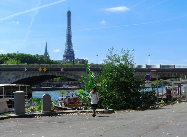 法国巴黎 9月4日2022年 一个游客或巴黎人走在码头上 背景是埃菲尔铁塔和Invalides桥 塞纳河岸边的一个女人 — 图库照片