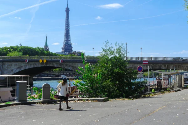 Paříž Francie Září 2022 Turista Nebo Pařížan Procházky Nábřeží Eiffelova — Stock fotografie