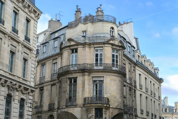 Paris Frankrike Februar 2023 Fasade Typisk Parisisk Bolig Med Sine – stockfoto