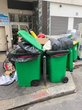 Paris, Fransa. 21 Mart. 2023. Çöp tenekeleri çöp toplayıcılarının grevi yüzünden sokakta birikiyor. Şehirdeki çöp yığını..