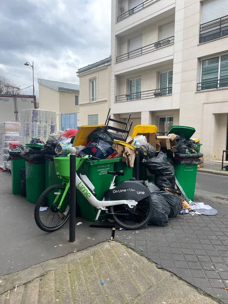 Paris Frankreich März 2023 Mülltonnen Türmen Sich Auf Der Straße lizenzfreie Stockfotos