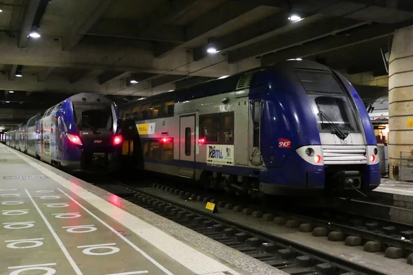 Paris Frankreich April 2023 Zug Bahnhof Montparnasse Bereit Zur Abfahrt — Stockfoto