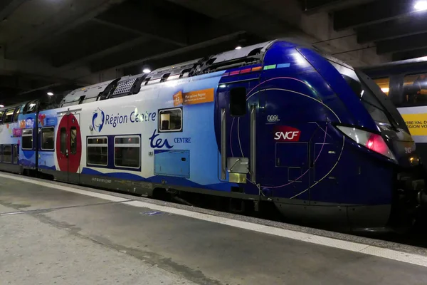 フランス 4月2日 2023年 モンパルナス駅で列車出発の準備ができています Sncf 地域急行列車 — ストック写真