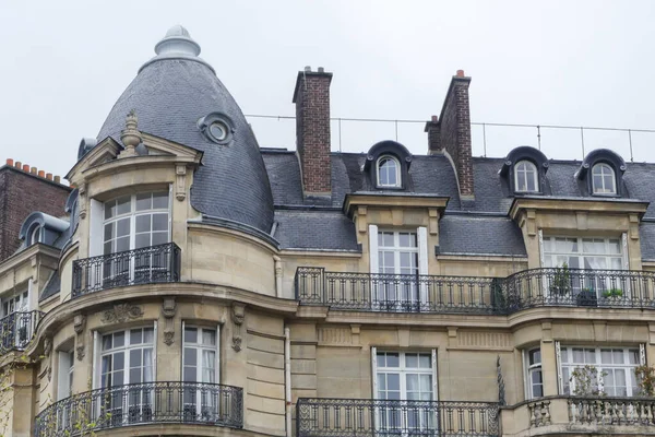 Париж Франция Апреля 2023 Год Типичное Парижское Жилое Здание Центре — стоковое фото