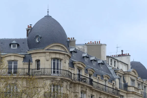 Париж Франция Апреля 2023 Год Типичное Парижское Жилое Здание Центре — стоковое фото