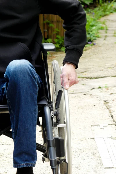 Ein Behinderter Rollstuhl Ein Mann Mit Eingeschränkter Mobilität Auf Einem — Stockfoto
