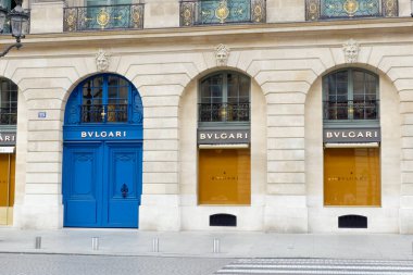 Paris, Fransa. 19 Şubat. 2023. Vendme Meydanı 'nda lüks bir butik. Parfümcü, saatçi ve kuyumcu. Ünlü kuyumcu Bulgari, Bvlgari.