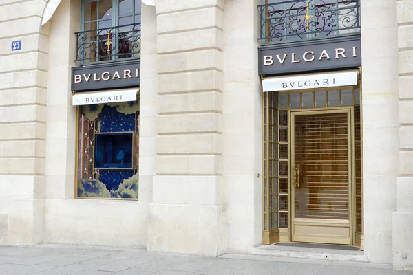 Paris, Fransa. 19 Şubat. 2023. Vendme Meydanı 'nda lüks bir butik. Parfümcü, saatçi ve kuyumcu. Ünlü kuyumcu Bulgari, Bvlgari.