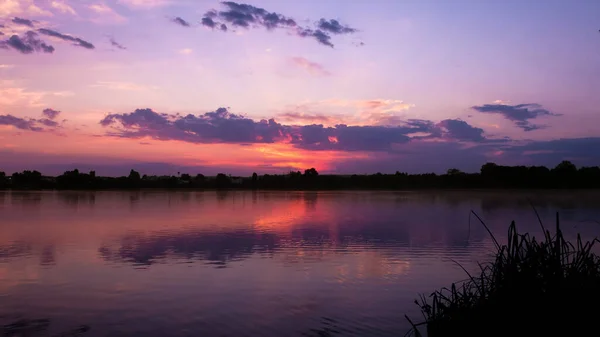 Symmetrie Der Wolken Einem See Sonnenuntergang Oder Sonnenaufgang Mit Einem — Stockfoto