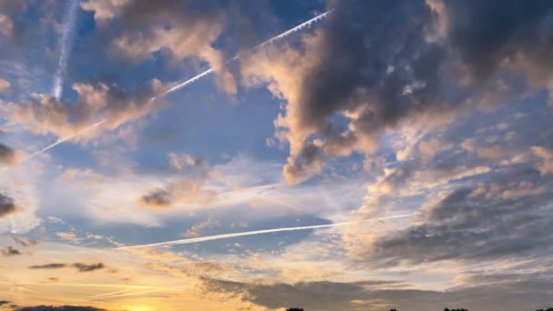 Драматичне Небо Заході Або Сході Сонця Дуже Барвисте Хмарне Небо — стокове відео