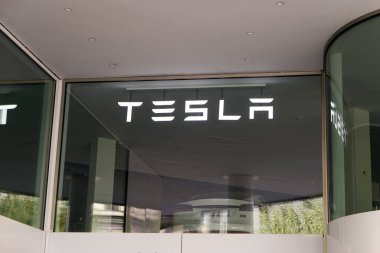 Cenevre, İsviçre. 13 Ağustos. 2023. Tesla mağazası. Meşhur elektrikli araba bayiliğinin işareti..