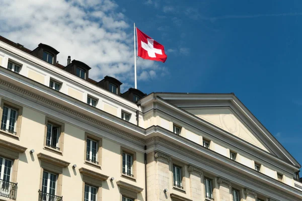 Genf Schweiz August 2023 Die Schweizer Nationalflagge Flattert Wind Einem Stockfoto