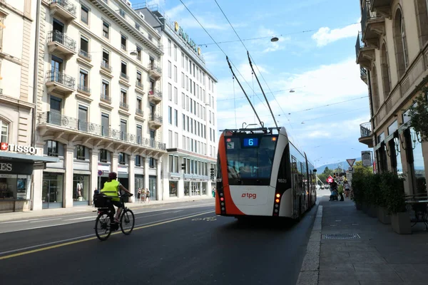 Genf Schweiz August 2023 Ökologischer Öffentlicher Nahverkehr Der Innenstadt Elektrobus lizenzfreie Stockbilder