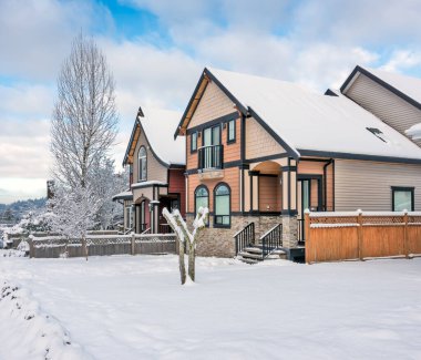 Vancouver, Kanada 'da kış mevsiminde yepyeni evler.