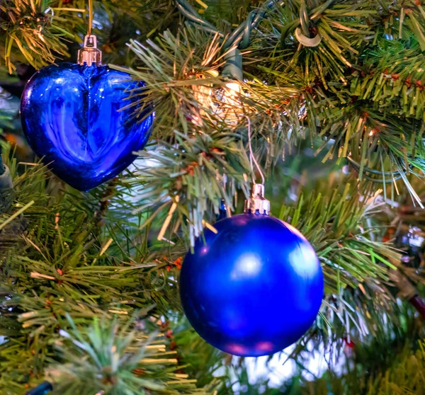 Blått Hjärta Och Blå Grannlåt Tallbrynen Närbild Utseende Juldekorationer — Stockfoto