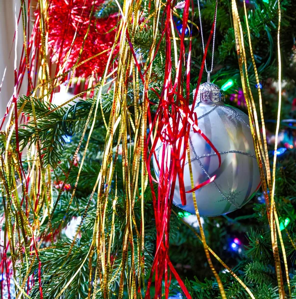 Ασημένιο Μπιχλιμπίδι Ασημένιες Τιράντες Στο Χριστουγεννιάτικο Δέντρο Ανάμεσα Στις Διακοσμήσεις — Φωτογραφία Αρχείου