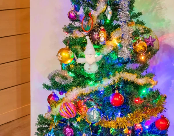 Διακοσμημένο Χριστουγεννιάτικο Δέντρο Λευκό Φόντο Τοίχο Στη Γωνία Του Δωματίου — Φωτογραφία Αρχείου