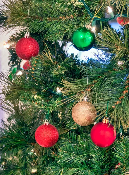 Röd Gyllene Och Grön Grannlåt Tallbrynen Juldekorationer Konstgjorda Träd — Stockfoto