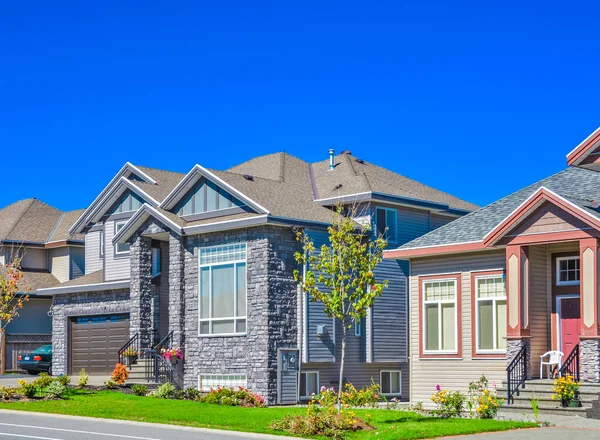 带水泥车道和蓝天背景的绿色草坪的郊区家庭住宅 — 图库照片