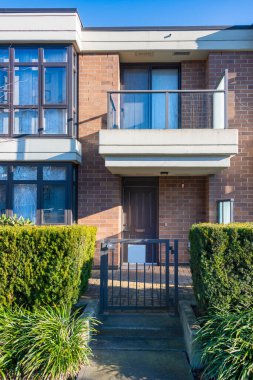 Vancouver, Kanada 'da güneşli bir kış gününde konutun sokak girişi.