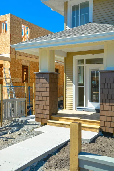 建筑竣工阶段全新家庭联排别墅的入口门 免版税图库照片