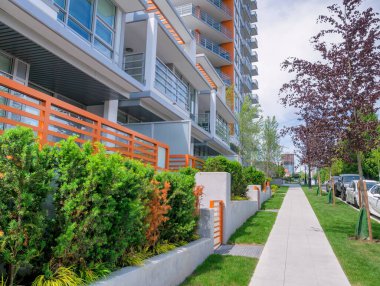 Kusursuz bir mahalle. Yepyeni bir bina boyunca uzanan patika.