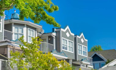 Mavi gökyüzü arka plan üzerinde konut binanın üst.