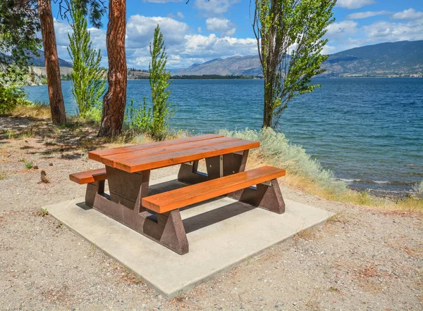 Piknik Asztal Padok Okanagan Partján Asztal Padok Pihenőhelyen Közel Vízparthoz — Stock Fotó