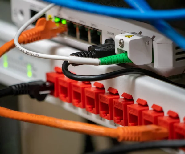 Peralatan Komunikasi Terhubung Dengan Kabel Tembaga Dan Optik — Stok Foto