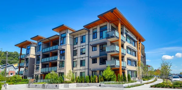 Nuevo Edificio Apartamentos Día Soleado Columbia Británica Canadá — Foto de Stock