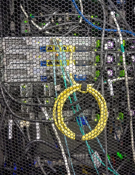Kabel Kuning Berkumparan Yang Menghubungkan Peralatan Digital Yang Terpasang Rak — Stok Foto