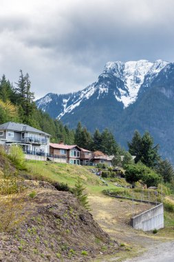 Mükemmel bir mahalle. Hope, British Columbia 'daki konut ve dağ manzarası.