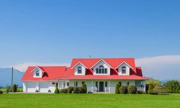 フロントと青空の背景にダブルガレージの緑の芝生と農家の家族の家 カナダのブリティッシュコロンビア州 — ストック写真