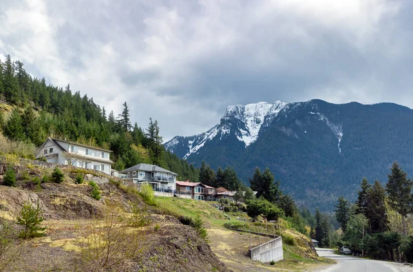 Mükemmel bir mahalle. Hope, British Columbia 'daki yerleşim yeri ve dağ manzarası.